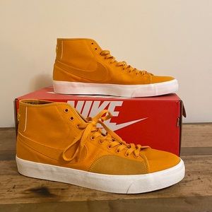 Nike Blazer Mid in Light Curry
